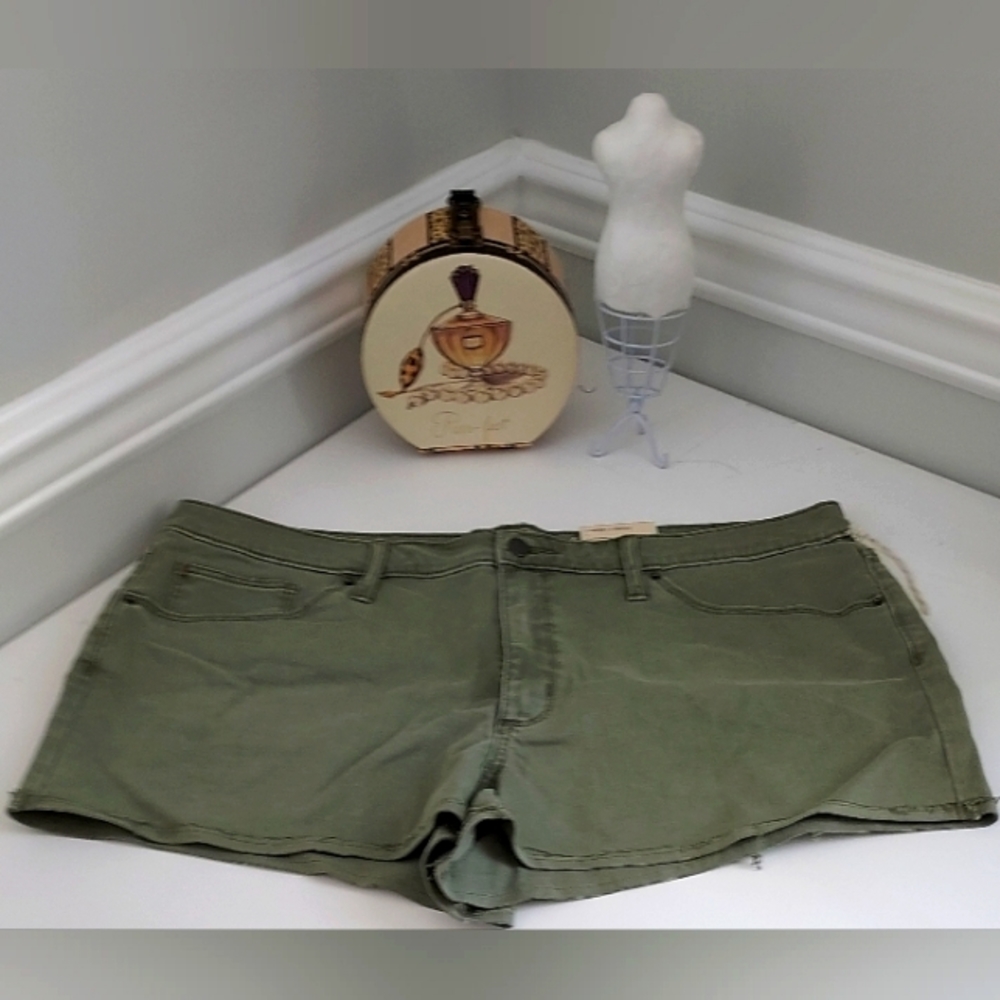 Universal Thread Green 5 Pocket Shortie Shorts